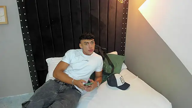 Snapshot of Bryan_robayo5 chatting on 11/30/25, 12:09 Bryan robayo5 online show from 11/30/25, 12:09