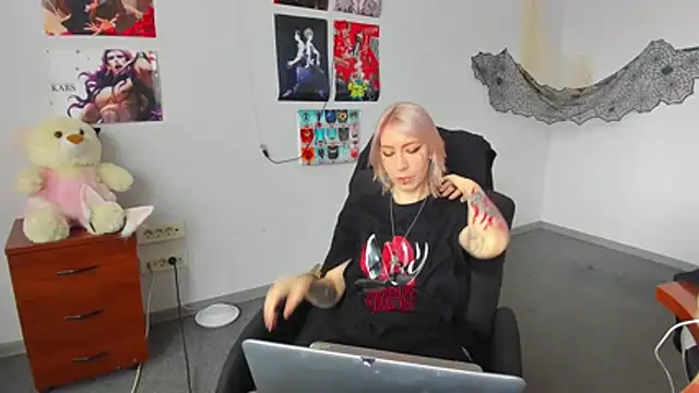 AuraliLi online show from 12/17/25, 10:21