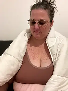 Snapshot of bea_french_curvy chatting on 01/13/26, 07:41 bea french curvy online show from 01/13/26, 07:41