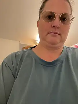 Snapshot of bea_french_curvy chatting on 02/01/26, 08:40 bea french curvy online show from 02/01/26, 08:40