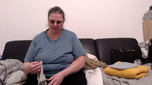 Snapshot of bea_french_curvy chatting on 02/10/26, 09:19 bea french curvy online show from 02/10/26, 09:19