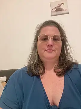 Snapshot of bea_french_curvy chatting on 02/25/26, 08:40 bea french curvy online show from 02/25/26, 08:40