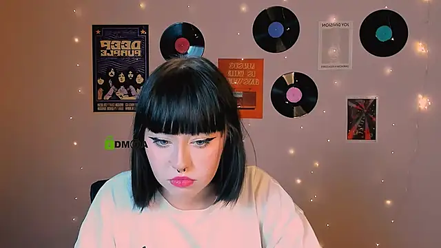 Snapshot of mira_cool_ chatting on 12/15/25, 08:24 mira cool online show from 12/15/25, 08:24