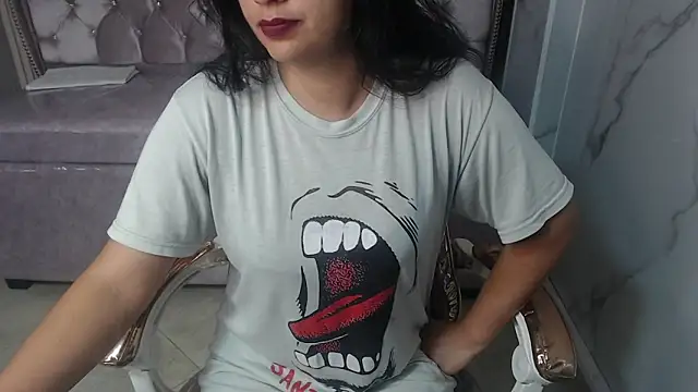 Snapshot of Evangeline_b chatting on 11/28/25, 01:03 Evangeline b online show from 11/28/25, 01:03