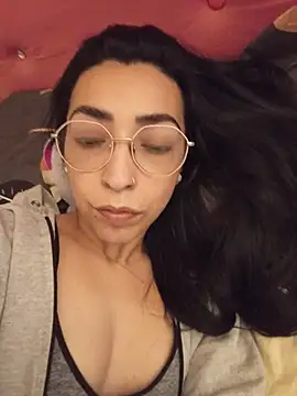 Snapshot of Yani-14 chatting on 05/17/26, 04:10 Yani-14 online show from 05/17/26, 04:10
