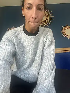 Snapshot of Soniaxxx31 chatting on 11/27/25, 12:18 Soniaxxx31 online show from 11/27/25, 12:18