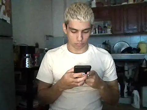 Snapshot of arturo__butera chatting on 12/16/25, 04:12 arturo butera online show from 12/16/25, 04:12