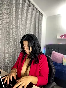 Snapshot of CATHA_EF chatting on 12/04/25, 07:33 CATHA EF online show from 12/04/25, 07:33