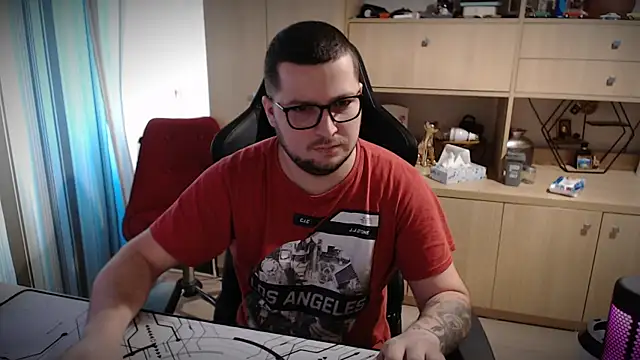 Snapshot of kevinnlovelly chatting on 12/15/25, 11:58 kevinnlovelly online show from 12/15/25, 11:58