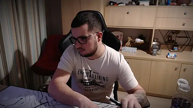 Snapshot of kevinnlovelly chatting on 12/18/25, 06:36 kevinnlovelly online show from 12/18/25, 06:36