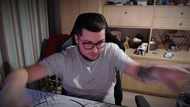 Snapshot of kevinnlovelly chatting on 12/22/25, 04:48 kevinnlovelly online show from 12/22/25, 04:48