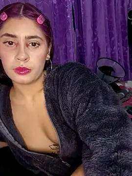 Snapshot of IsabellaCherryX chatting on 12/14/25, 05:24 IsabellaCherryX online show from 12/14/25, 05:24