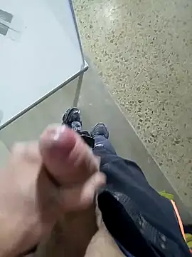 Snapshot of nofaceloverss chatting on 12/22/25, 02:36 nofaceloverss online show from 12/22/25, 02:36