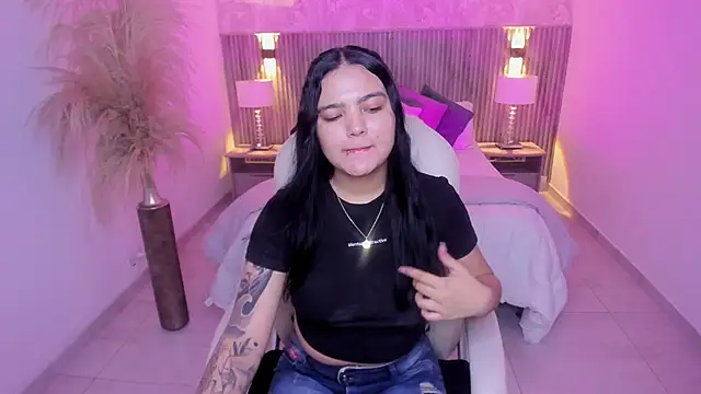 Snapshot of Allyson_brown_ chatting on 12/15/25, 08:02 Allyson brown online show from 12/15/25, 08:02