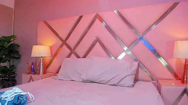 Snapshot of ViolettaLane chatting on 12/02/25, 11:59 ViolettaLane online show from 12/02/25, 11:59