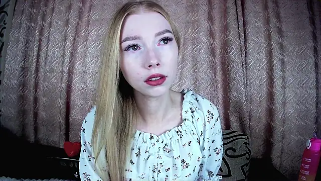 Snapshot of Rysella chatting on 12/15/25, 10:30 Rysella online show from 12/15/25, 10:30