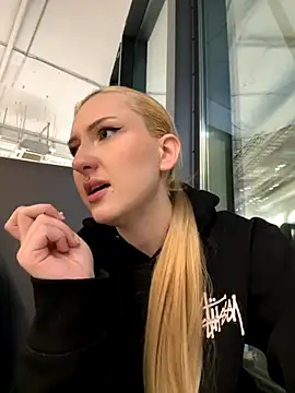 Snapshot of SenyaVibes chatting on 11/30/25, 02:10 SenyaVibes online show from 11/30/25, 02:10