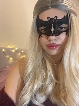 Snapshot of s4rah chatting on 12/19/25, 10:39 s4rah online show from 12/19/25, 10:39