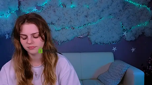 Snapshot of mikameovv chatting on 03/15/26, 03:51 mikameovv online show from 03/15/26, 03:51