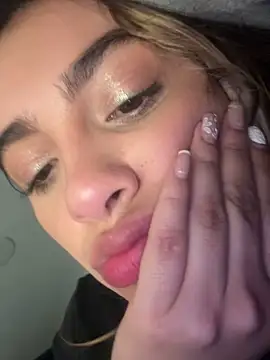 Snapshot of Julieta-8 chatting on 12/21/25, 12:18 Julieta-8 online show from 12/21/25, 12:18