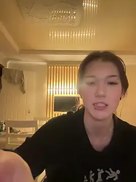 Snapshot of lilXdomii chatting on 12/17/25, 12:44 lilXdomii online show from 12/17/25, 12:44