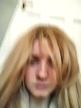 Snapshot of Amy01112 chatting on 12/22/25, 02:25 Amy01112 online show from 12/22/25, 02:25