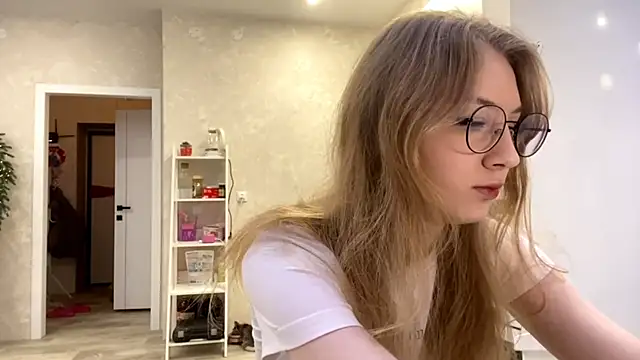 Snapshot of MargyDejong chatting on 12/16/25, 02:11 MargyDejong online show from 12/16/25, 02:11