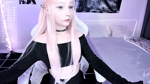 Snapshot of lyric4 chatting on 12/17/25, 05:35 lyric4 online show from 12/17/25, 05:35