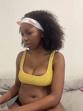 Snapshot of BellaRosex_x chatting on 03/13/26, 02:45 BellaRosex x online show from 03/13/26, 02:45