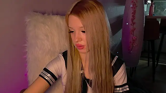 Snapshot of lana_parker chatting on 12/15/25, 01:15 lana parker online show from 12/15/25, 01:15