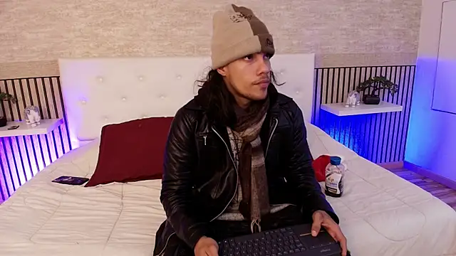 Snapshot of PatrickS25 chatting on 12/15/25, 03:33 PatrickS25 online show from 12/15/25, 03:33