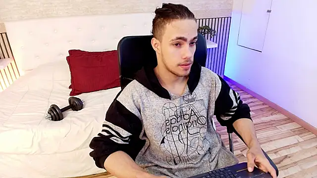 Snapshot of PatrickS25 chatting on 12/16/25, 03:44 PatrickS25 online show from 12/16/25, 03:44