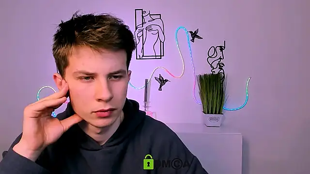 Snapshot of leo_valor chatting on 12/21/25, 07:15 leo valor online show from 12/21/25, 07:15