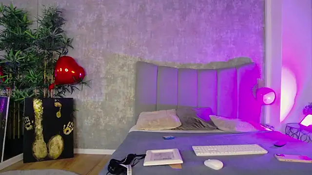 Snapshot of LucyRayy chatting on 02/24/26, 08:18 LucyRayy online show from 02/24/26, 08:18