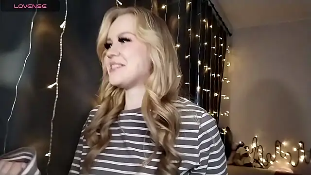 Snapshot of LunaPeony chatting on 12/16/25, 06:51 LunaPeony online show from 12/16/25, 06:51