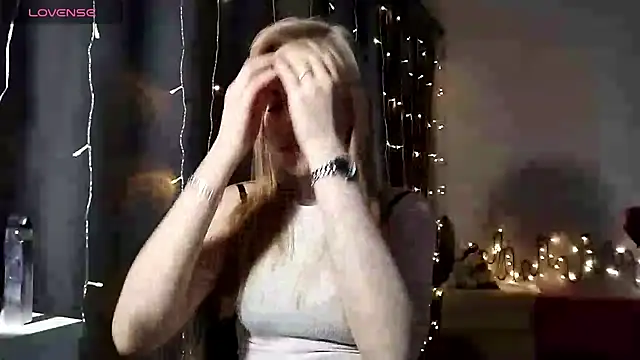 Snapshot of LunaPeony chatting on 12/19/25, 05:47 LunaPeony online show from 12/19/25, 05:47