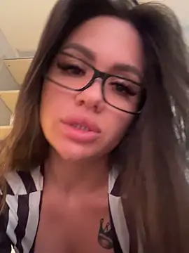 Snapshot of SiennaLuxexx chatting on 07/04/26, 03:51 SiennaLuxexx online show from 07/04/26, 03:51
