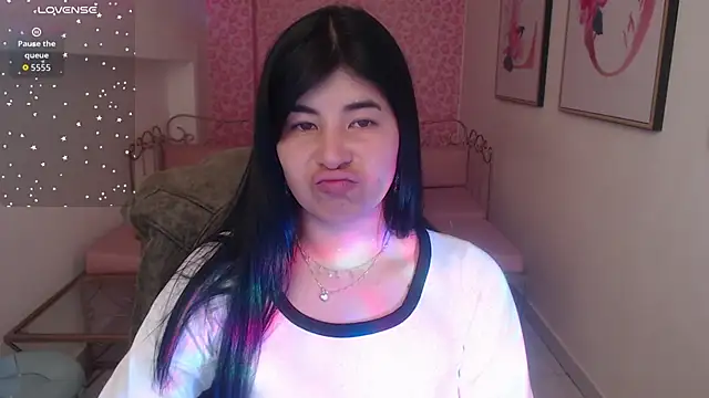 Snapshot of Nina_harpper_ chatting on 12/15/25, 01:04 Nina harpper online show from 12/15/25, 01:04