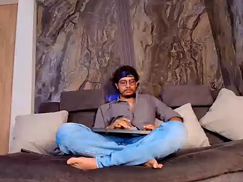 Snapshot of EnzoDarkwood chatting on 12/05/25, 01:42 EnzoDarkwood online show from 12/05/25, 01:42