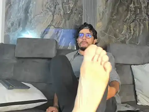 Snapshot of EnzoDarkwood chatting on 12/15/25, 01:59 EnzoDarkwood online show from 12/15/25, 01:59