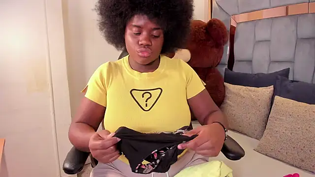 Snapshot of liarosee11 chatting on 12/14/25, 02:28 liarosee11 online show from 12/14/25, 02:28