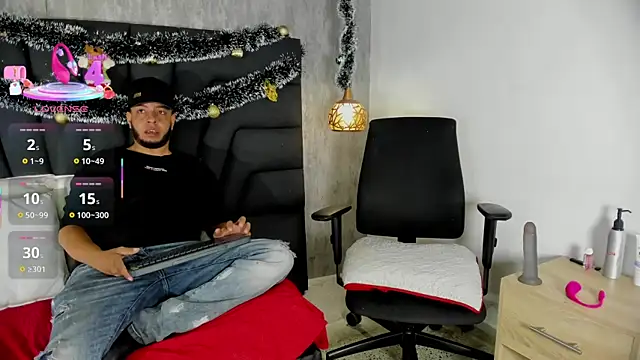 Snapshot of Spencer_LunaBigtits chatting on 12/14/25, 12:32 Spencer LunaBigtits online show from 12/14/25, 12:32