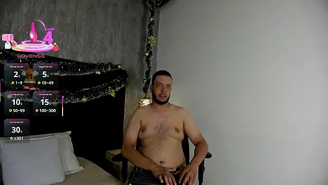 Snapshot of Spencer_LunaBigtits chatting on 12/15/25, 07:40 Spencer LunaBigtits online show from 12/15/25, 07:40