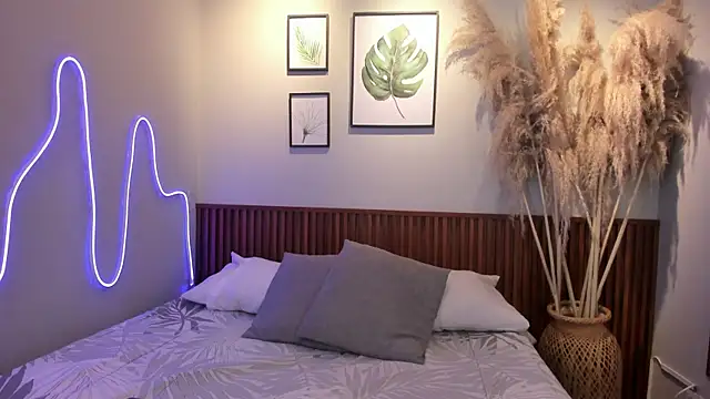 Snapshot of MIAROGGERSS chatting on 12/16/25, 03:11 MIAROGGERSS online show from 12/16/25, 03:11