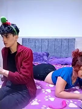 Snapshot of hottie_couplee chatting on 12/14/25, 01:00 hottie couplee online show from 12/14/25, 01:00