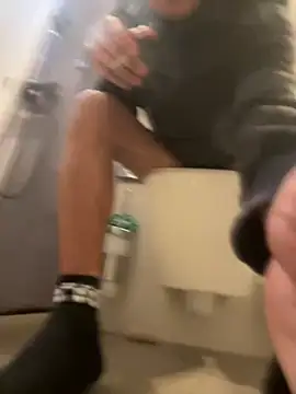 Snapshot of andresbale chatting on 03/22/26, 07:45 andresbale online show from 03/22/26, 07:45