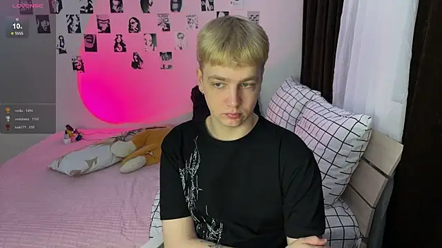 Snapshot of olivertasty2 chatting on 12/16/25, 01:05 olivertasty2 online show from 12/16/25, 01:05