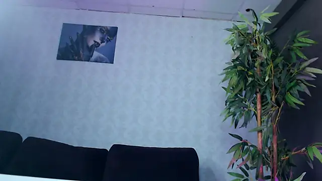 Snapshot of SilviaVanda chatting on 12/14/25, 08:09 SilviaVanda online show from 12/14/25, 08:09