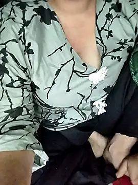 Snapshot of hottyrose69 chatting on 12/20/25, 02:07 hottyrose69 online show from 12/20/25, 02:07