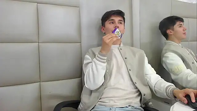 Snapshot of JuanGomm chatting on 12/15/25, 03:55 JuanGomm online show from 12/15/25, 03:55